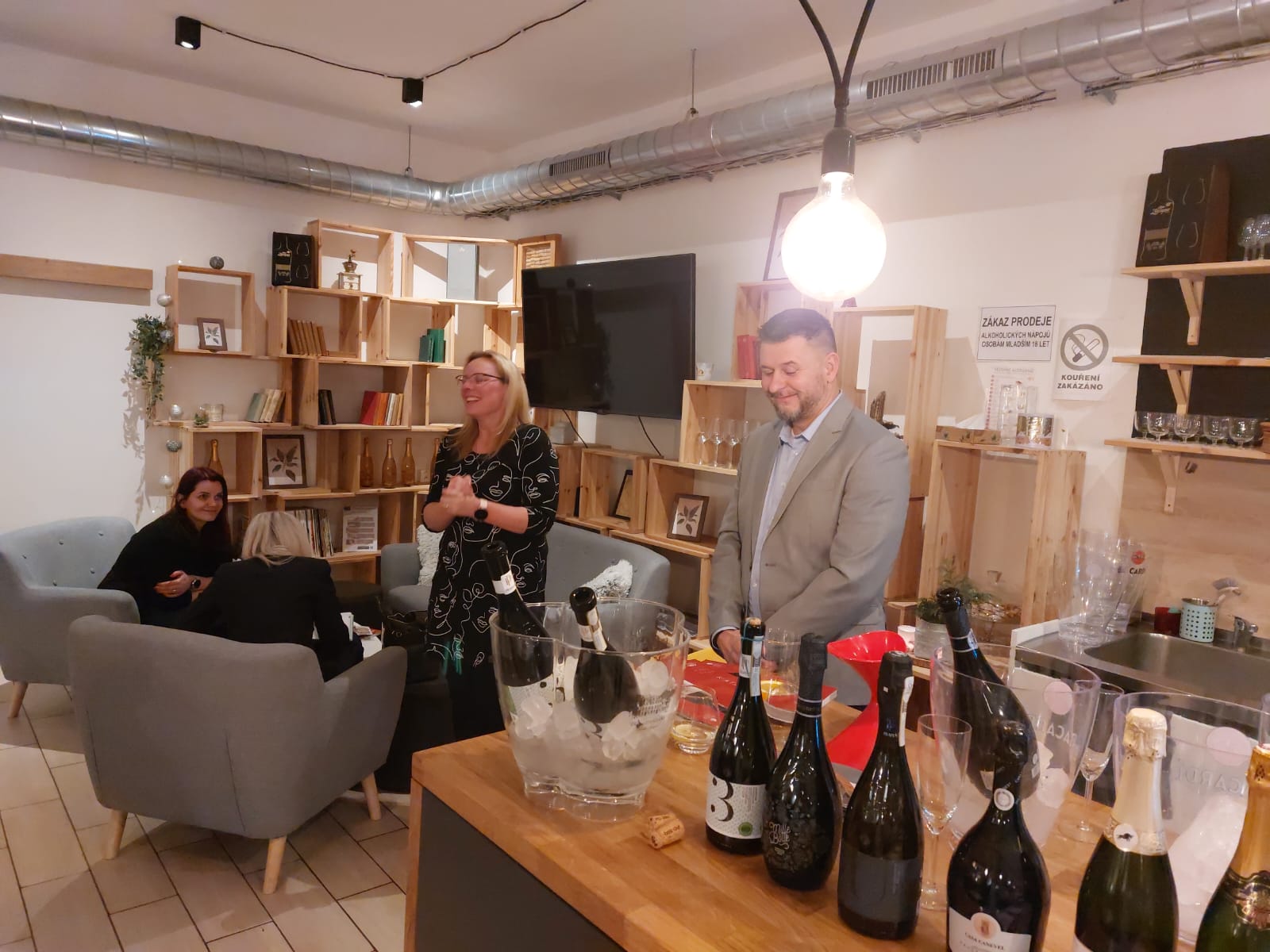 Firemní setkání v otevřeném prostoru coworkingu BRIDGE714