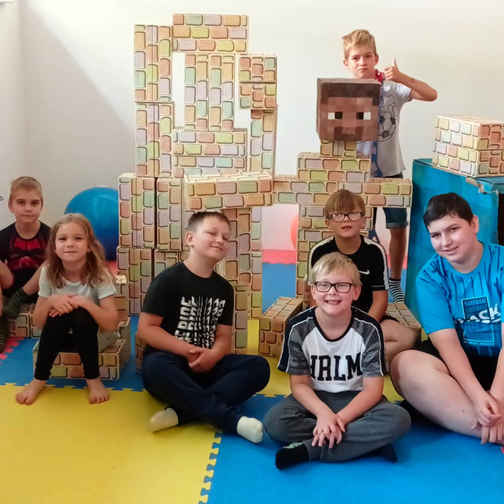 Děti si hrají v dětském koutku kavárny BRIDGE714